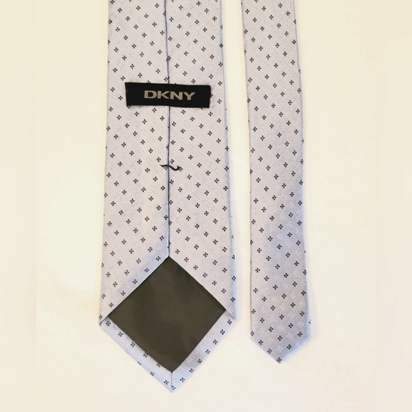 DKNY by Donna Karan Men's 100% Silk Tie Blue Pattern ~ Designer NWOT - Picture 2 of 5